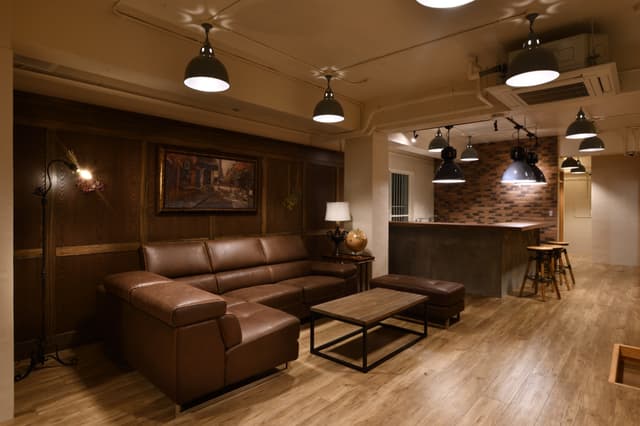 共用部_2Fサロンです。共用の冷蔵庫も設置されています。