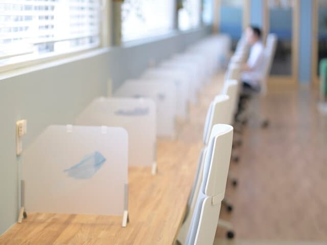 共用部_フリーデスク。個人業務に集中できる窓際デスクもあります。