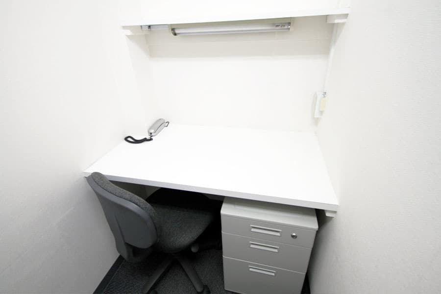 ブース_家具ありのプライベートオフィスをリーズナブルな価格でご利用いただけます