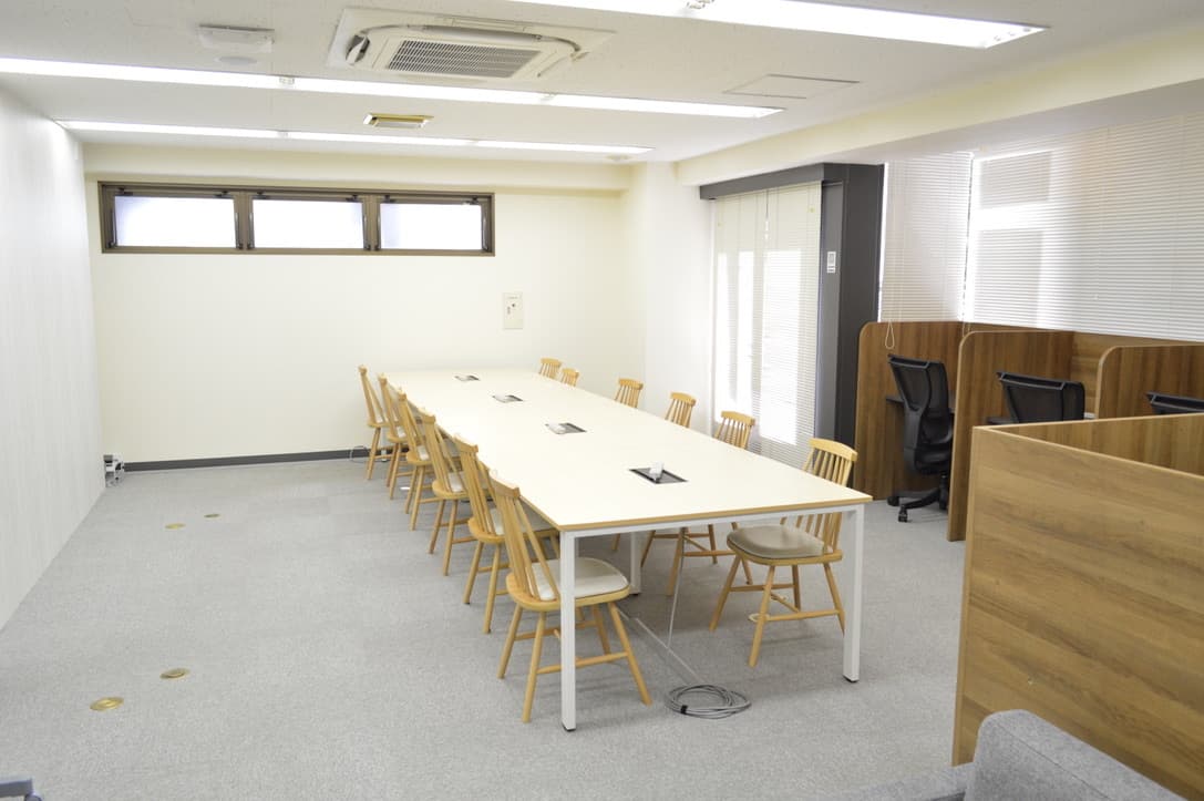 専用スペース_個室。家具付き、清掃無料の快適にご利用いただけるオフィスです。