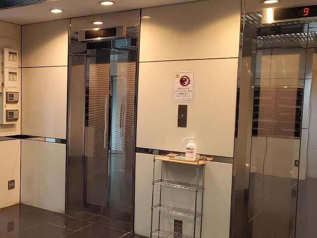 エレベーター2基あり。アルコール除菌して入館してください
