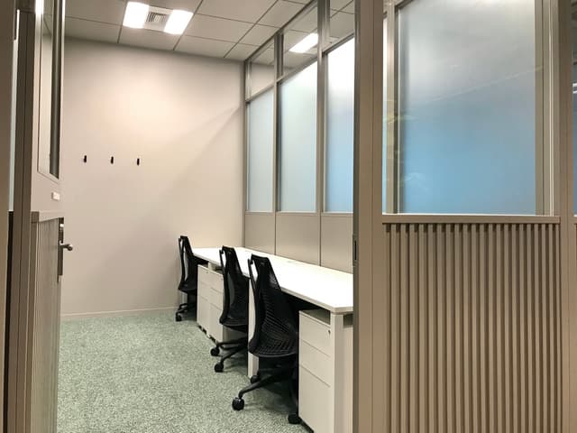 個室_通路側の壁にも窓をつける事で明るく開放的な造りになっています。