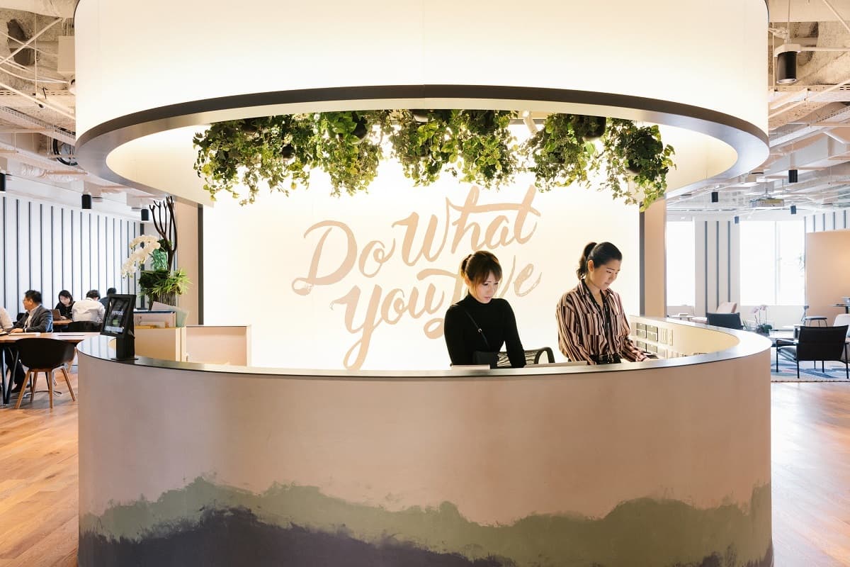 共用部_エントランス。営業時間内はスタッフが常駐しています。©WeWork※画像はイメージです。