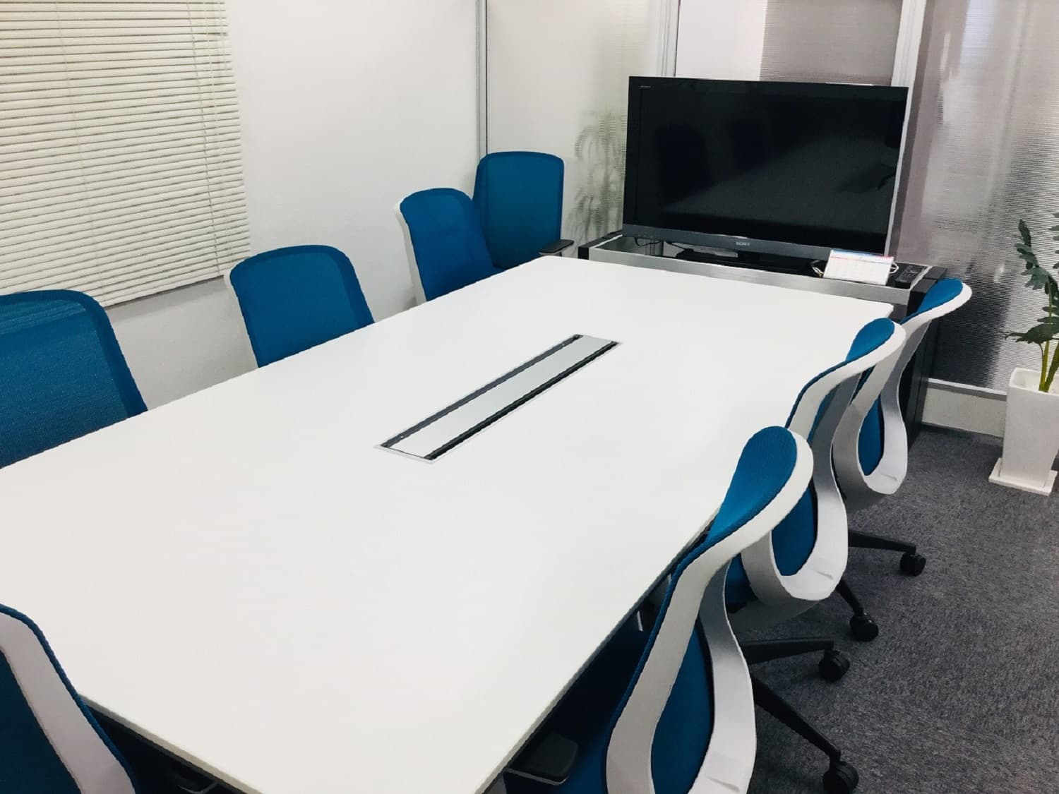 共用部_会議室。有料の会議室には7名、42名収容可能な会議室があります。