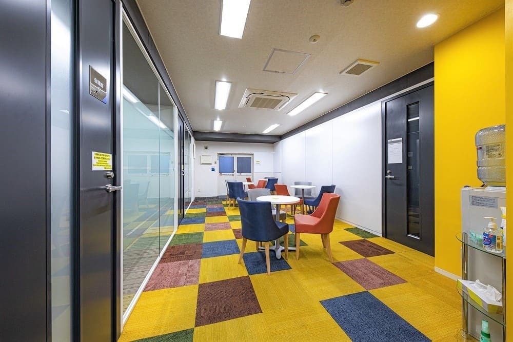 共用部_多目的ホール。休憩やお打ち合わせなどにご利用いただける多目的ホールがオフィス一階にあります