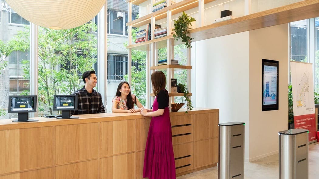 外観_受付。営業時間内はスタッフが常駐しています。郵便/宅配の受け取りと仕分け、秘書、電話取り次ぎサービスも利用可能です。©WeWork※画像はイメージです。