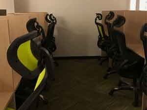 共用部_シェアオフィスコーナー。パーテーションで区切られたデスクで、自由に席を選べます。