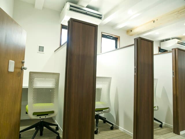 共用部_半個室型ブース。プライベート感のある空間なので、より仕事に集中することができます。
