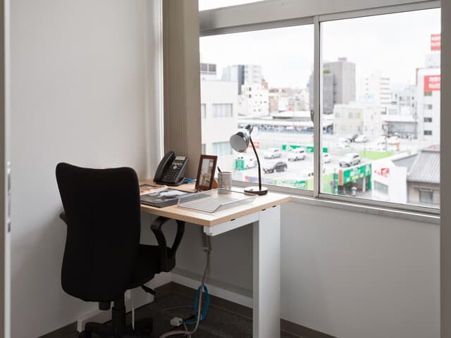 個室_窓有の部屋からは岡山のビジネス街を眺められます。