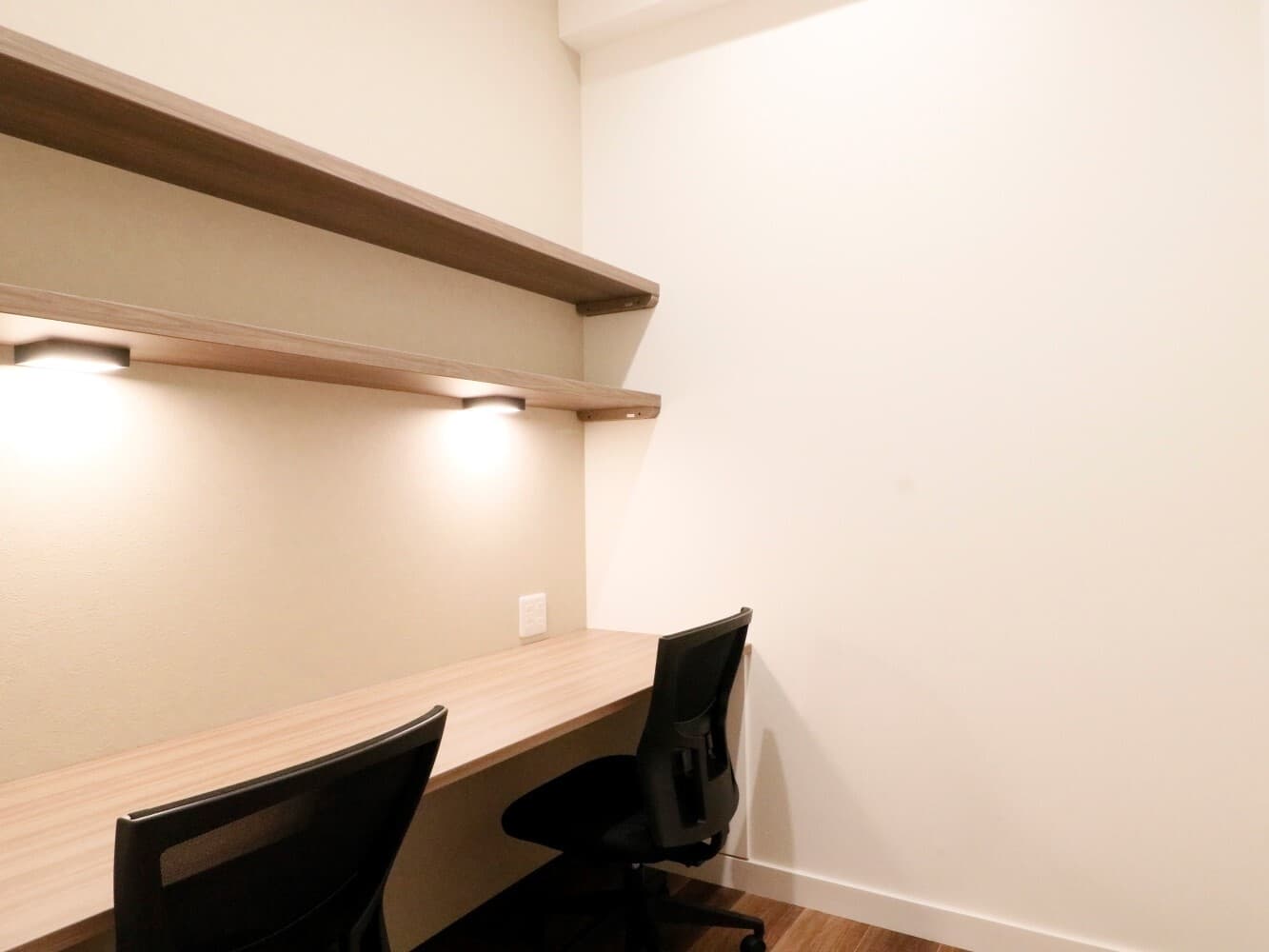 個室_2名用の個室です。空調、家具、インターネットが予め完備されています。