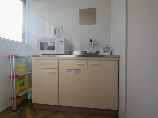 共有部_給湯室。電子レンジが利用できます。
