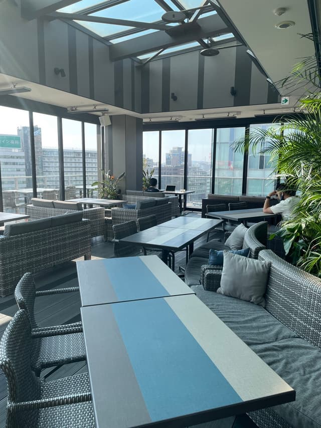 フリースペース_打ち合わせや商談にも最適な空間。開放感があり周りも気になりません。