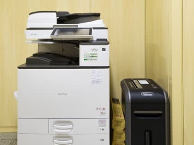 設備_コピー機。モノクロ1面11円/カラー1面44円で利用できるコピー機が設備されています。