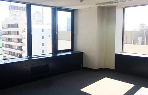 個室_窓側の個室は明るい光がしっかりと入り大変開放的です