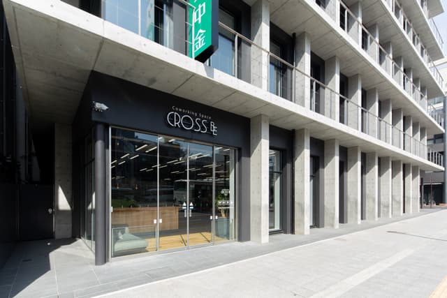 外観_コンクリート製の新しいビルに入居しています。