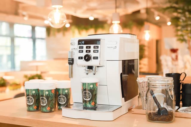 設備_豆から挽けるコーヒーマシンがあります。