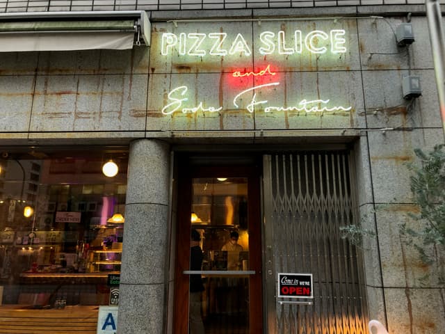 近隣の飲食店_PIZZA SLICE SODA FOUTAIN (徒歩2分)