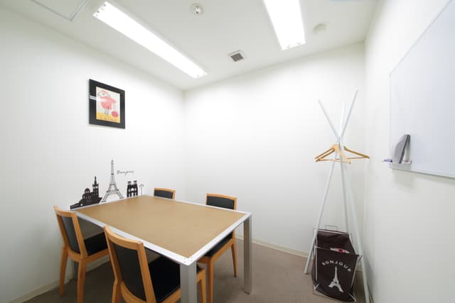 会議室_4名様用の会議室です。ホワイトボードもご利用いただけます。