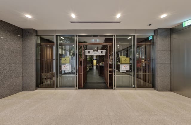 エントランス_オフィスは「LOBBY LOUNGE 東京 HIBIYABAR」の奥にあり、隠れ家のような魅力があります
