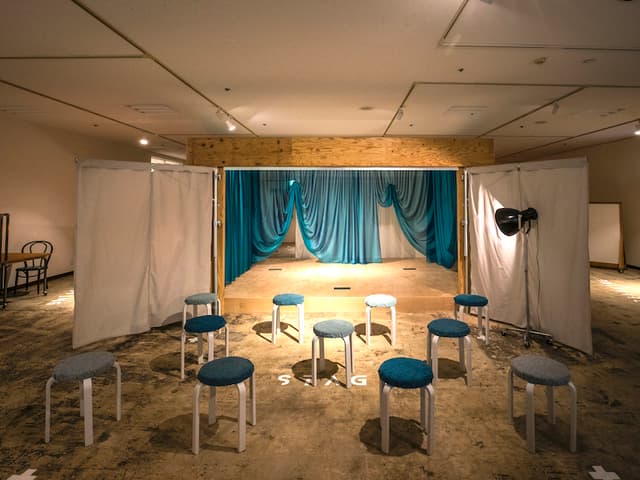 個室_中央には舞台がありスタジオとしてご利用いただくことも可能です。