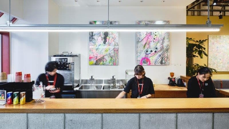 レセプション_宿泊、ラウンジの受付、ドリンクの提供を行う総合カウンターです。