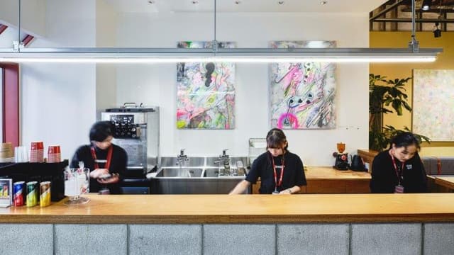 レセプション_宿泊、ラウンジの受付、ドリンクの提供を行う総合カウンターです。