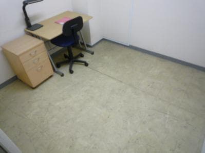 個室_2名様までご利用いただける207号室です。備え付けの机と椅子がついています。