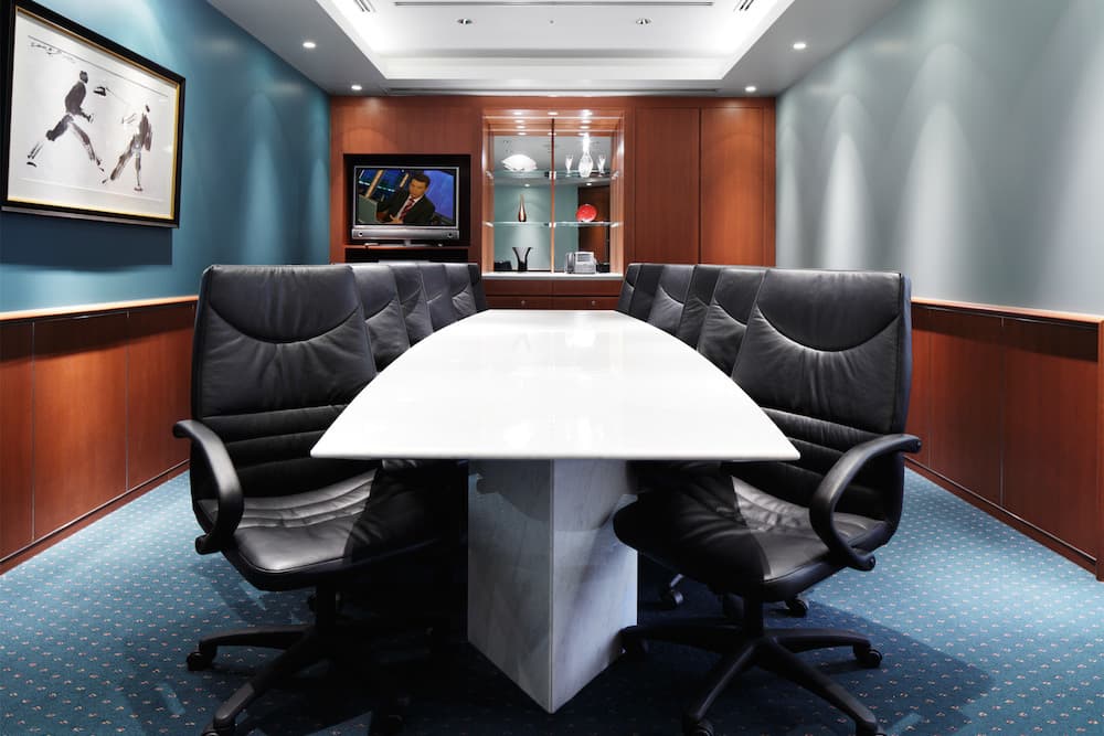 会議室_ビジネスに欠かせない会議室には、ビデオ会議システムやフリードリンクなど充実した設備をご用意しています