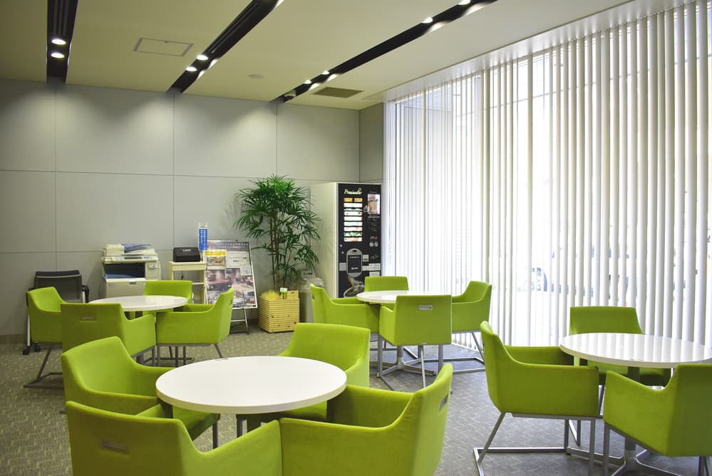 ラウンジ_開放的でオシャレなラウンジです