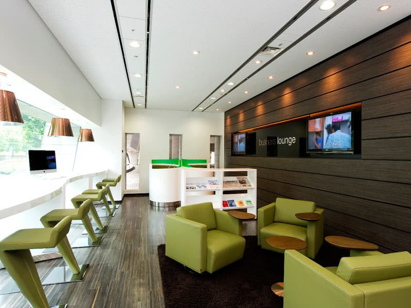 ラウンジ_赤坂御所に隣接しているので豊かな緑を見る事が出来ます©Regus