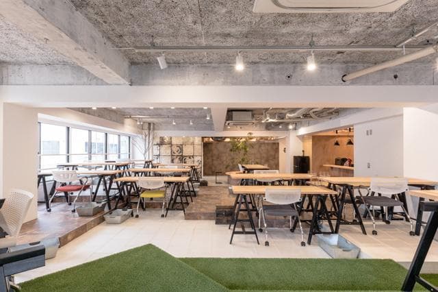 作業エリア_どのデスクにもすぐに作業が出来るようメモや文房具がご用意されています