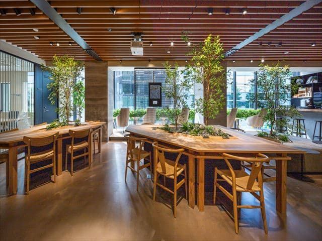 共用部_ラウンジ。ガラス張りの設計により、多くの太陽光を取り入れます。