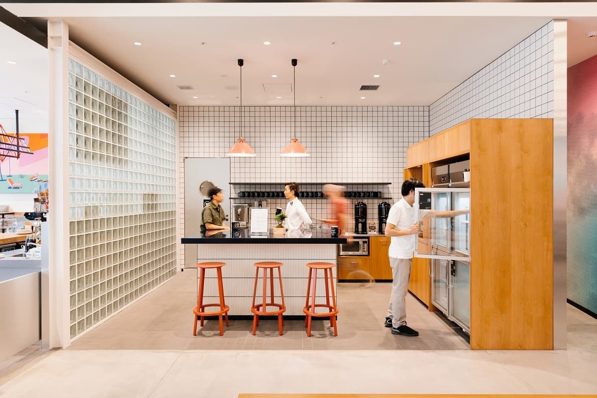 共用部_パントリーです。リフレッシュできるキッチンには様々な設備が整っています©WeWork