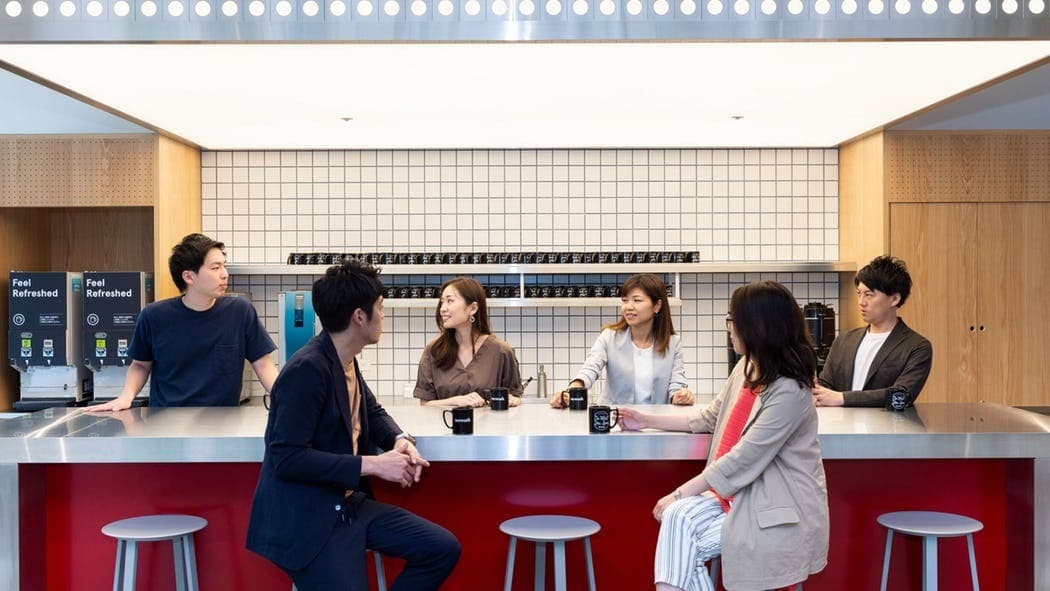共有部_キッチン。リラックスにぴったりな設備が揃っています。©WeWork※画像はイメージです。