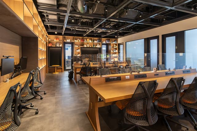 集中エリア_集中を必要とする仕事に取り組むためのエリア。長時間の作業に向いたデスクとエルゴノミックチェアを準備しています。