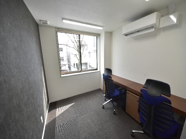 個室_窓側の個室では採光も積極的に取り入れ、明るい個室となっています。