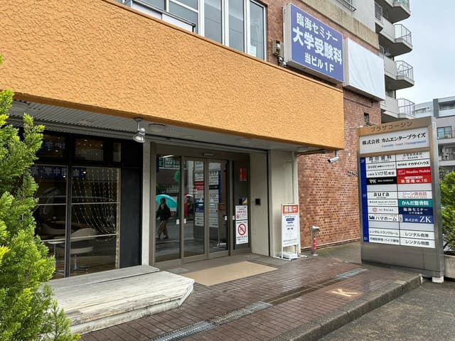 外観_正面エントランス