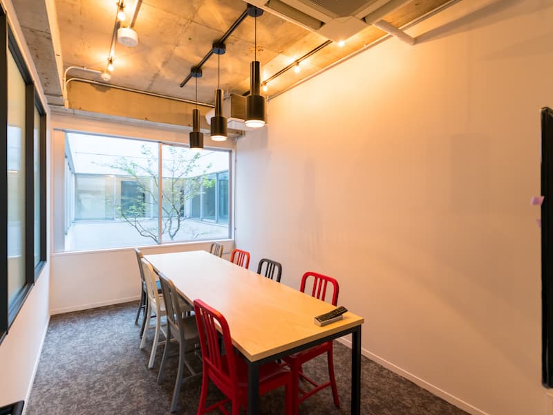 共用部_Meeting Room。明るめのライトを採用しておりモダンな雰囲気となっています。