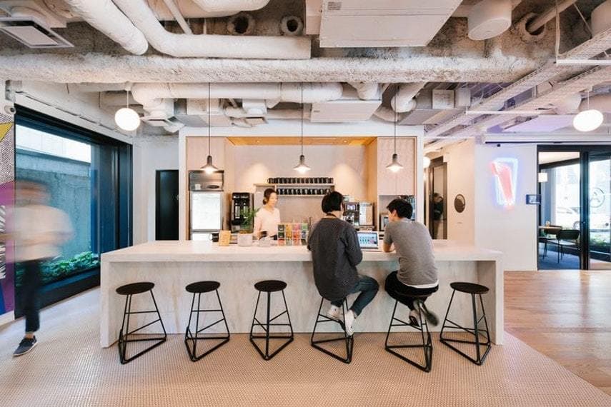 キッチン_いつの間にか隣の人とのアライアンスが決まってしまいそう©WeWork