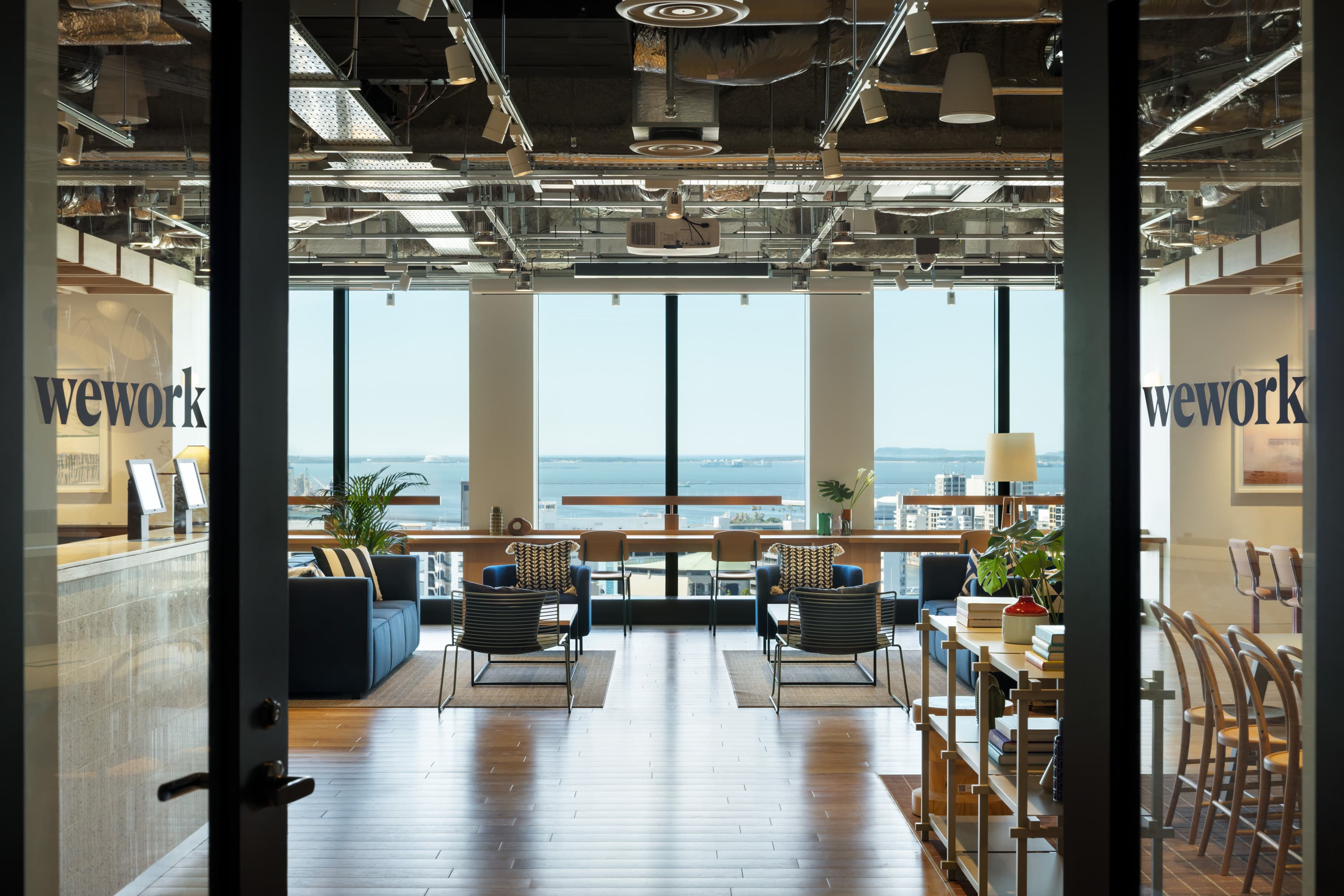 外観_オフィス入口。© WeWork