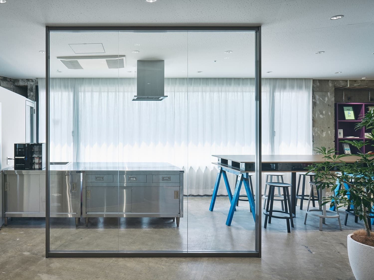 共用部_キッチンスペース。共用でだれでも利用することが可能です。