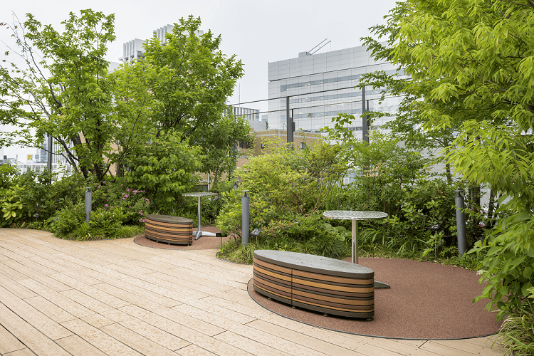 共用部_晴れの日はこちらでランチもいいですね。©WeWork