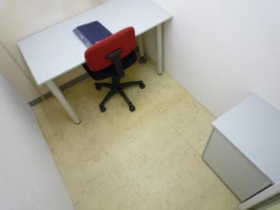 個室_1名様用の個室です。家具が備え付けられており、初期費用を抑えることができます。(参考画像)