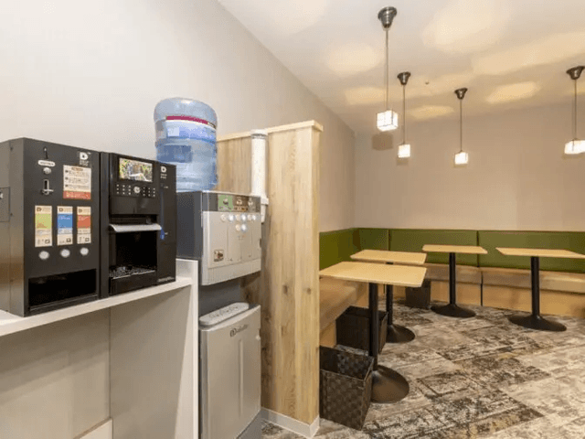 設備_フリードリンク。豊富なフリードリンクがあります。©bizcomfort