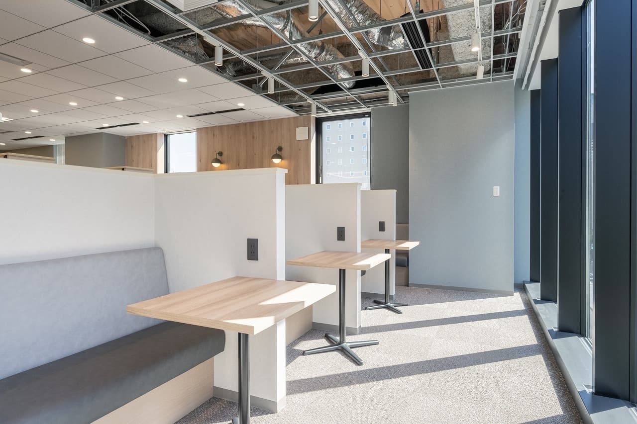 共有部_カフェブース。食事・WEB会議OK!©bizcomfort