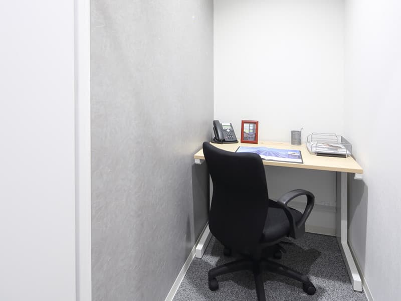 個室_備え付きのオフィス家具があるので、初期費用を抑えることができます。©Regus