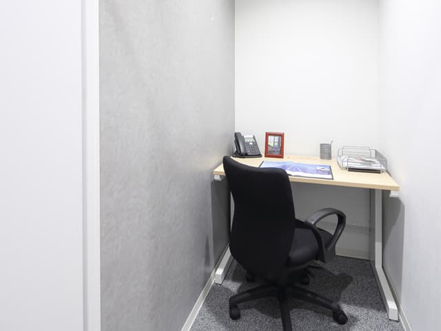 個室_備え付きのオフィス家具があるので、初期費用を抑えることができます。©Regus
