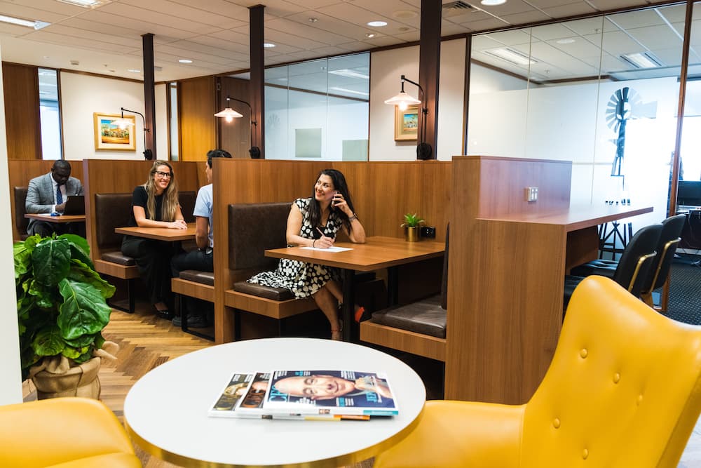 コワーキングスペース_ハイパーテーションのソファー席など、こだわりの家具を設備しています