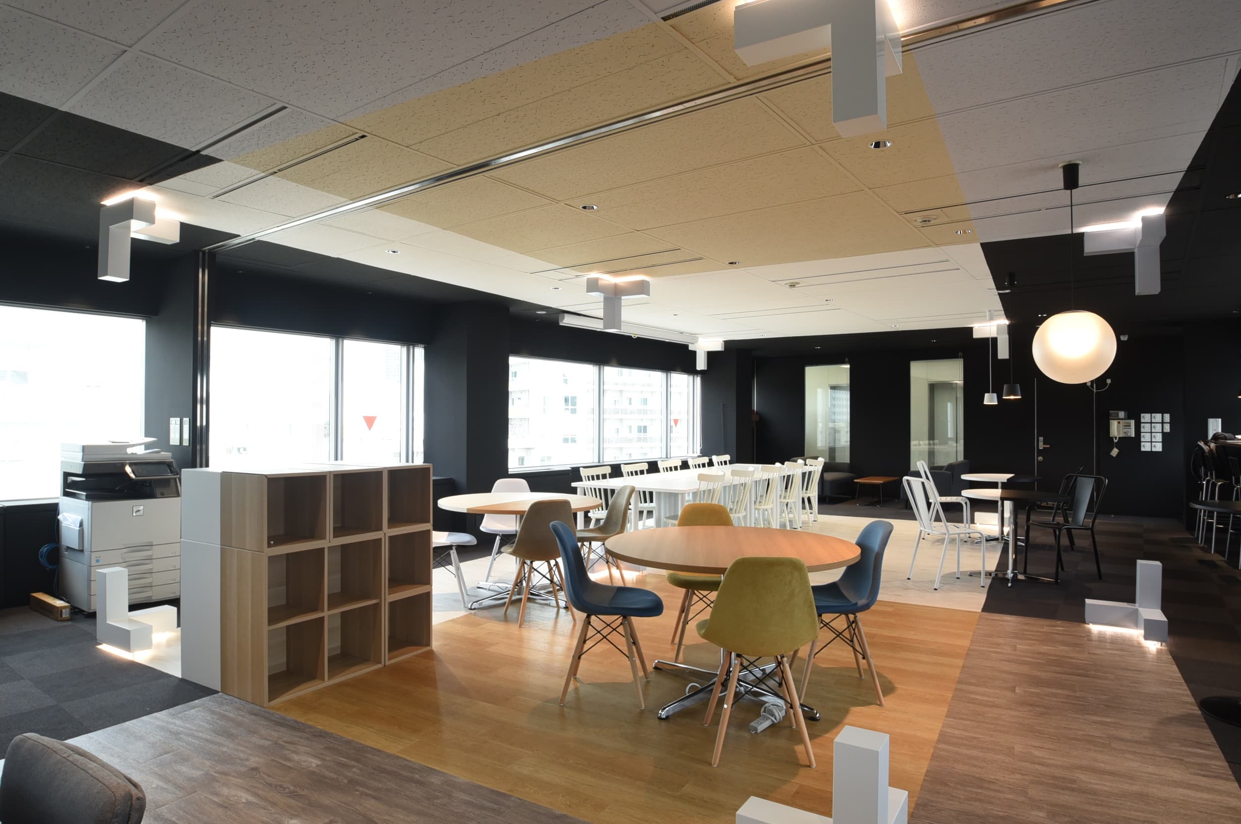 共用エリア_広々としたスペースがあり、集中して作業して頂けます。丸テーブルはちょっとした打ち合わせの際に便利ですね。