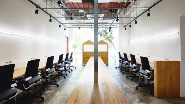 ワークスペース_24時間利用できるフリーアドレスの2Fワークスペースとなります。こだわりのオンチェアで長時間の作業でも快適に過ごすことが出来ます。